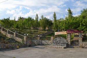 Property entrance - Qizil Dash Hotel (Samaxi)