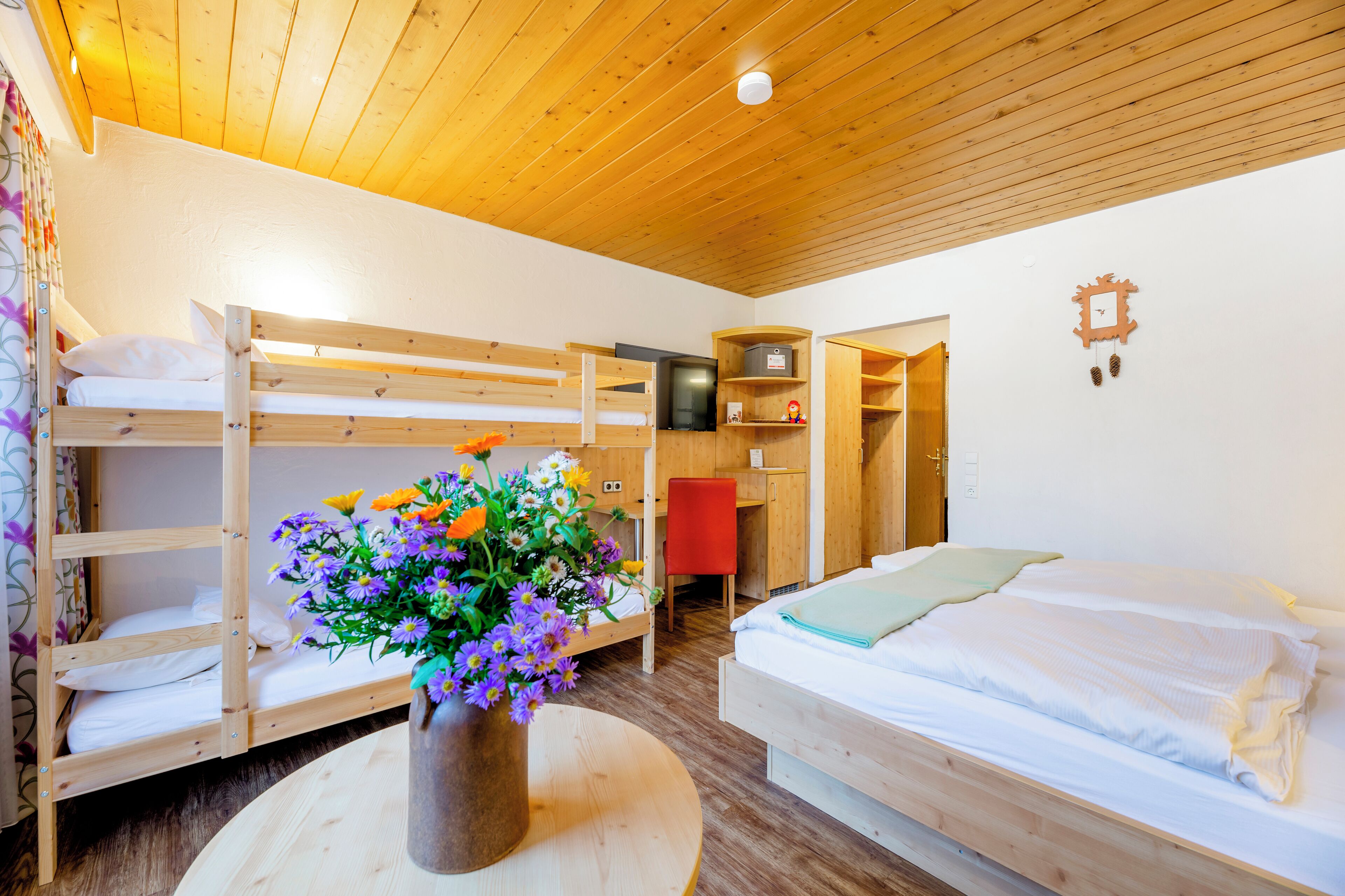 Familien-Doppelzimmer, 1 Schlafzimmer, Nichtraucher | Allergikerbettwaren, Zimmersafe, laptopgeeigneter Arbeitsplatz