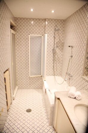 Family Suite | Bathroom | Separate tub and shower, free toiletries, hair dryer, slippers - Stendhal14 (Naples)