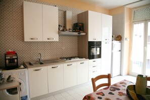 Appartamento | Cucina privata | Macchina per caffè espresso, bollitore elettrico