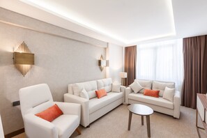 Leilighet, 1 soverom | Oppholdsrom | En 40-tommers LED-TV med Parabol-TV samt TV