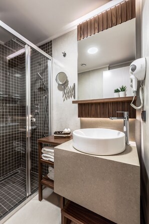 Economy Double Room | Bathroom | Shower, rainfall showerhead, free toiletries, hair dryer