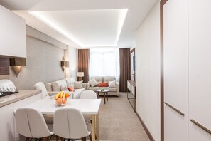 อพาร์ทเมนท์สำหรับครอบครัว, 2 ห้องนอน | ห้องนั่งเล่น | ทีวีจอแอลอีดี 40 นิ้ว พร้อมช่องดาวเทียม, ทีวี