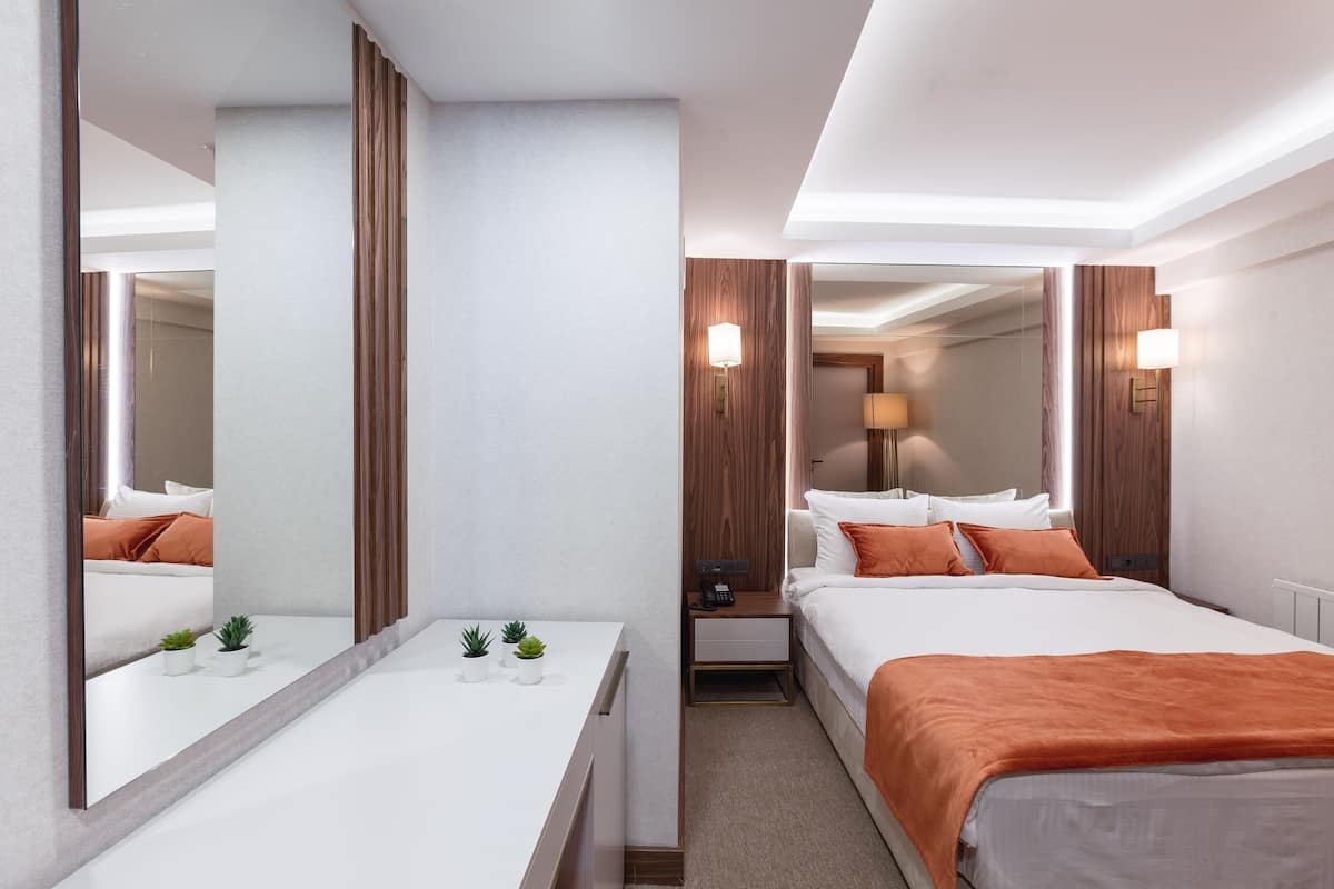 Economy-Doppelzimmer | Bettwäsche aus ägyptischer Baumwolle, hochwertige Bettwaren, Minibar