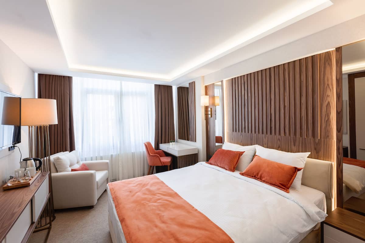 Deluxe-Zimmer, 1 Queen-Bett | Bettwäsche aus ägyptischer Baumwolle, hochwertige Bettwaren, Minibar