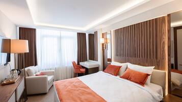 Deluxe-Zimmer, 1 Queen-Bett | Bettwäsche aus ägyptischer Baumwolle, hochwertige Bettwaren, Minibar