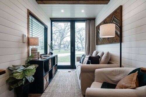 “The Oaks” Helm™ model Container Home 12 min to Magnolia Market