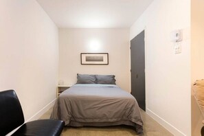 1 dormitorio, escritorio, tabla de planchar con plancha y wifi