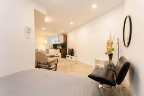 1 makuuhuone, työpöytä, silitysrauta/-lauta, Wi-Fi