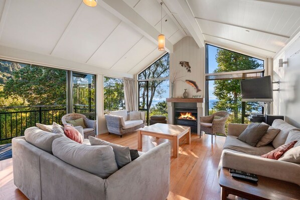 TV - Puketapu - Kuratau Holiday Home (Kuratau)