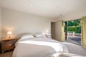 5 bedrooms, iron/ironing board, WiFi, bed sheets