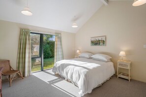 5 bedrooms, iron/ironing board, WiFi, bed sheets - Puketapu - Kuratau Holiday Home (Kuratau)