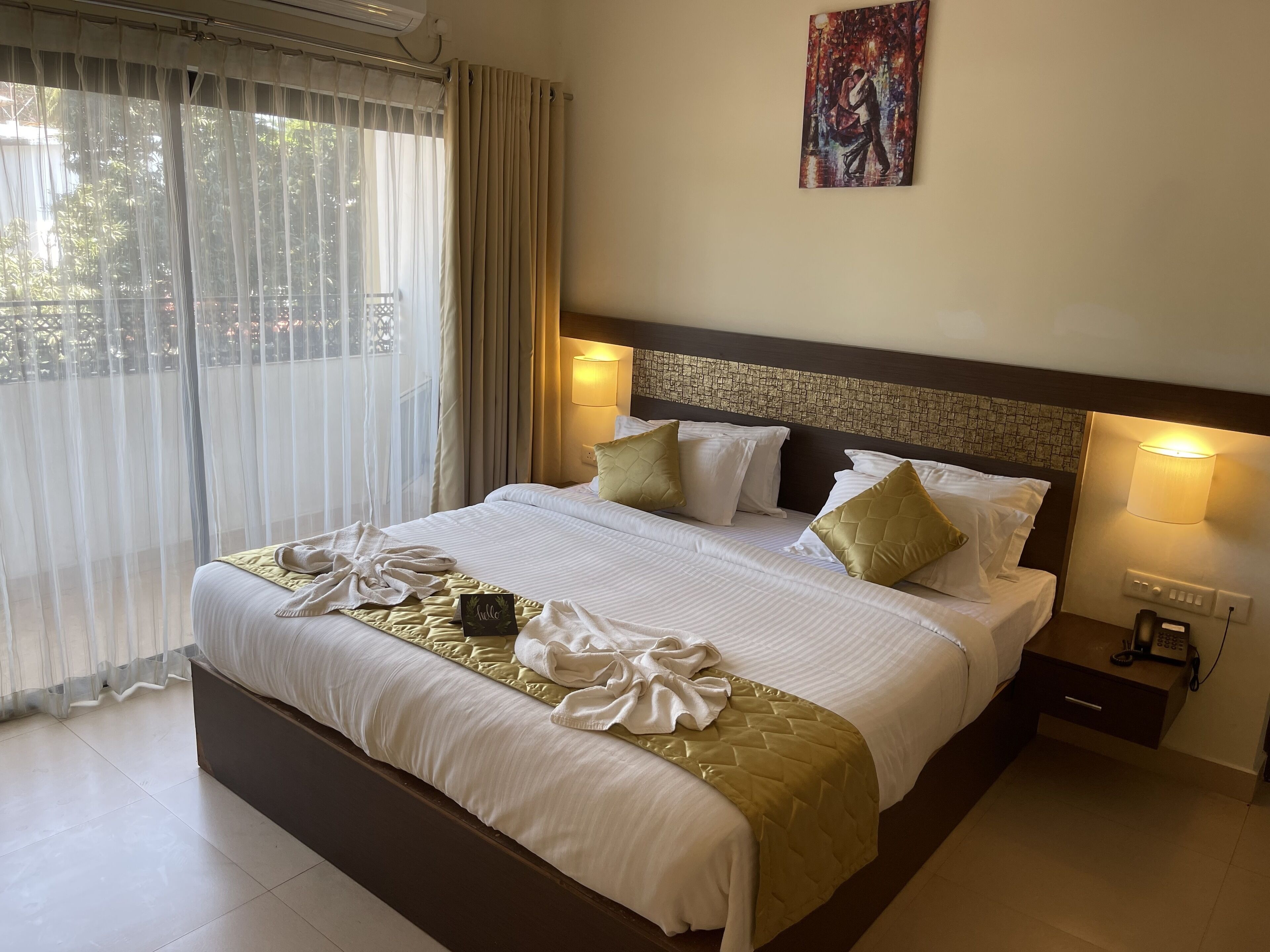 Minibar, két bảo mật tại phòng, bàn 