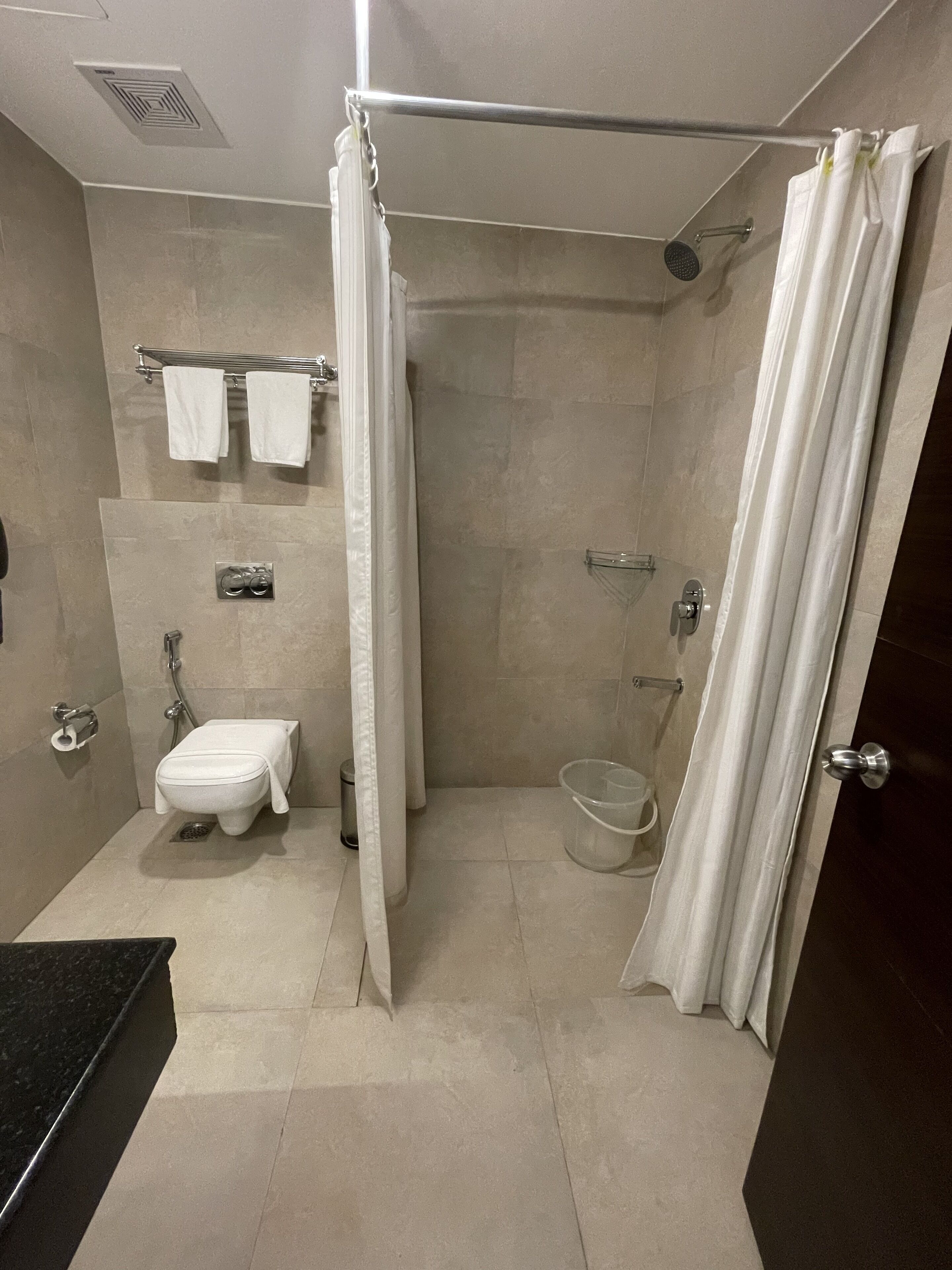 Un baño moderno con ducha, inodoro y lavamanos.