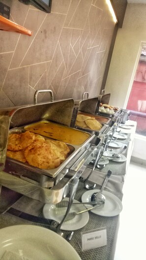 Desayuno con opciones de la cocina local todos los días (con cargo)