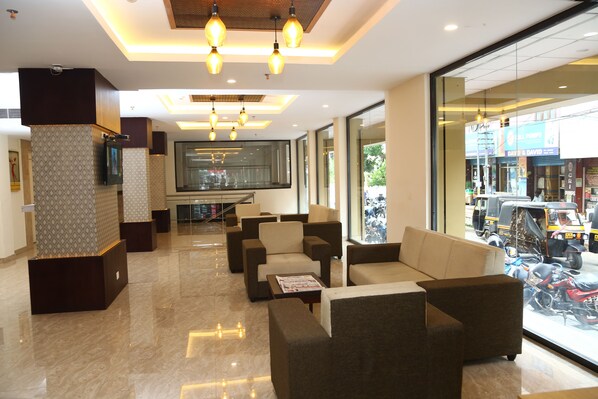 Lobby sitting area - Hotel Yamuna (Adoor)