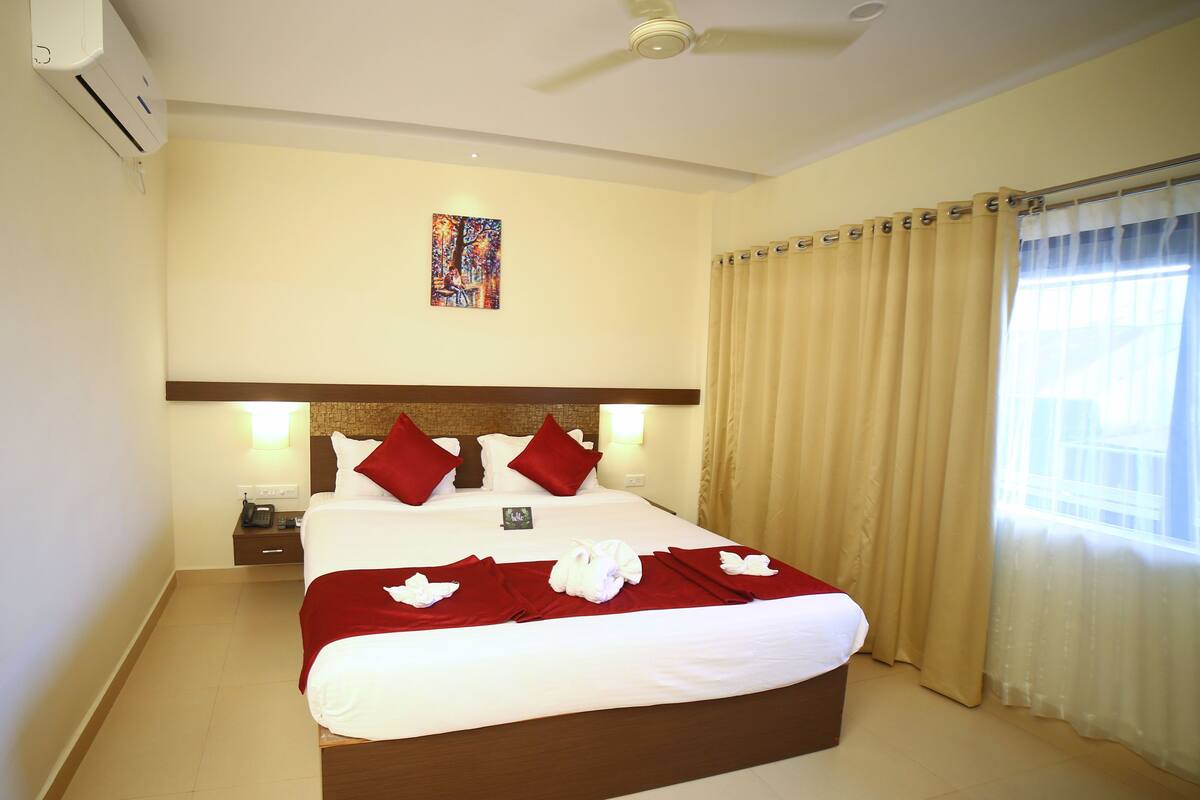 Junior Room | Minibar, in-room safe, desk, laptop workspace