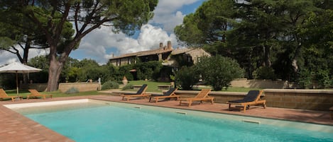 Una piscina al aire libre