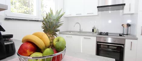 Kjøleskap, mikrobølgeovn, ovn og kokeplater