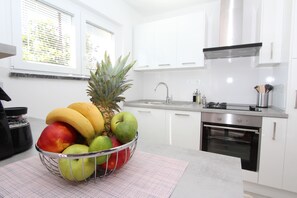 Kühlschrank, Mikrowelle, Ofen, Herdplatte