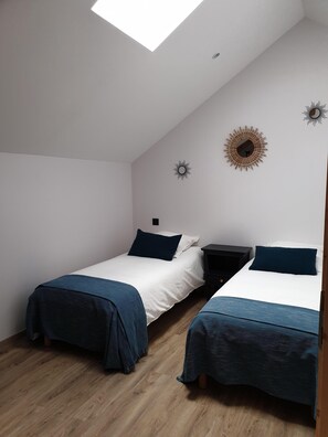 4 habitaciones, tabla de planchar con plancha y cuna de viaje