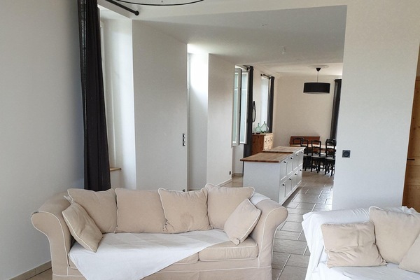 Televisio, takka, videopelejä, kirjoja