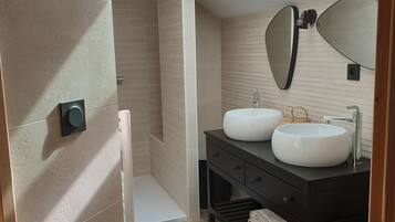 Douche, sèche-cheveux, serviettes fournies, papier toilette