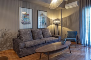 Departamento, 2 habitaciones | Área de sala de estar | Televisión de pantalla plana y películas con cargo 