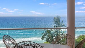 Outdoor dining - Ocean Blue on Currumbin Hill - Pet Friendly - Linen Provided! (Currumbin)