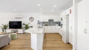 Réfrigérateur, four à micro-ondes, un four, surface de cuisson