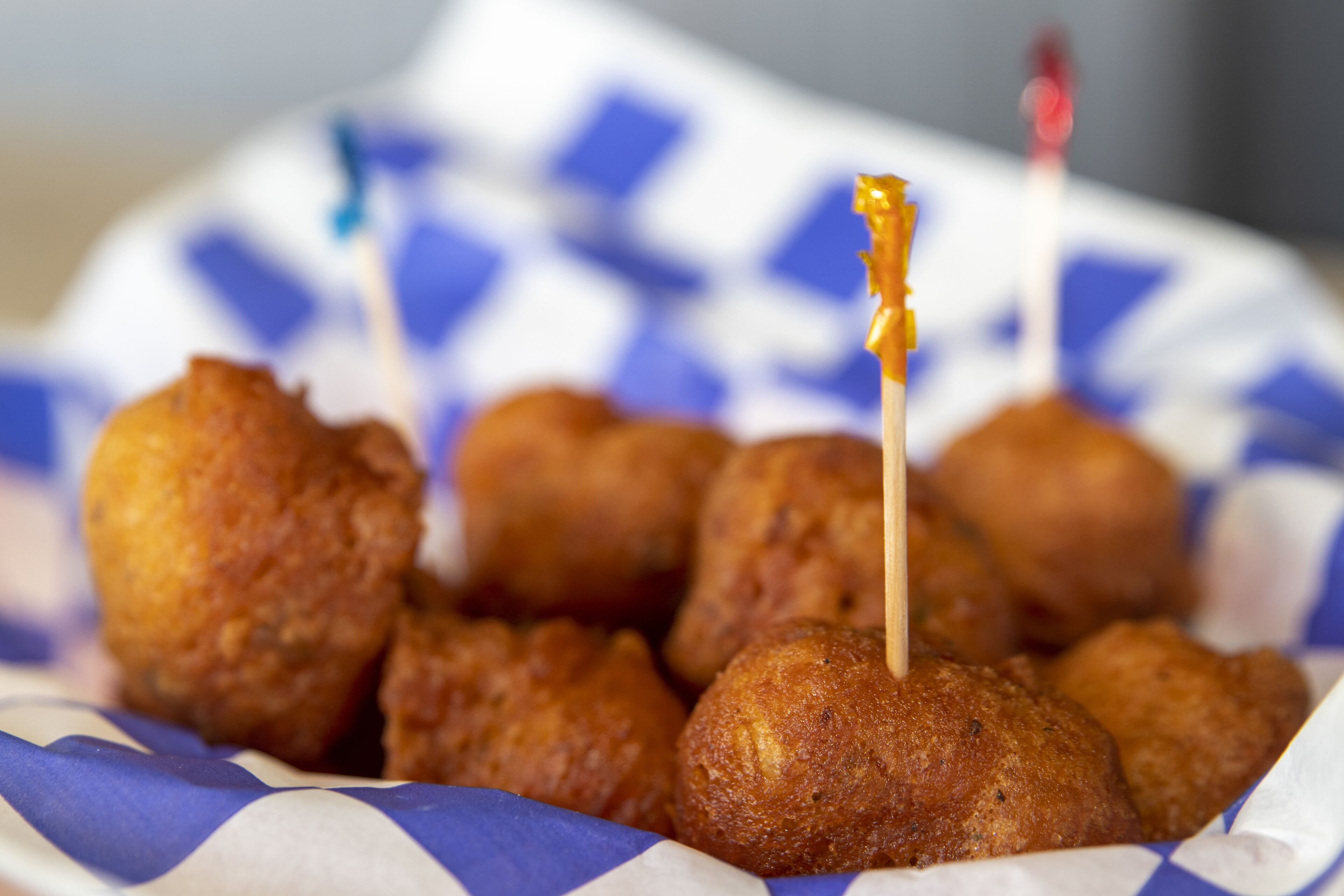 Ein Korb mit frittierten Speisen und Zahnstochern.