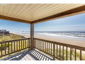 Property grounds - Amazing Oceanfront Home -Two Master Suites! (Rockaway Beach)