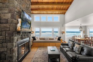 Smart TV, fireplace, DVD player, books - Amazing Oceanfront Home -Two Master Suites! (Rockaway Beach)