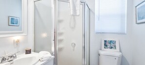Dusche, Haartrockner, Handtücher, Seife
