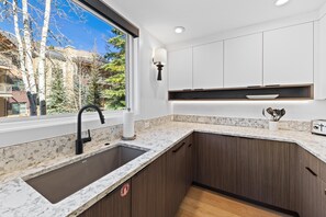 Kj øleskap, ovn, kokeplater og kaffetrakter/tekoker