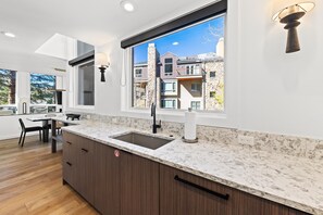 Kjøleskap, ovn, kokeplater og kaffetrakter/tekoker