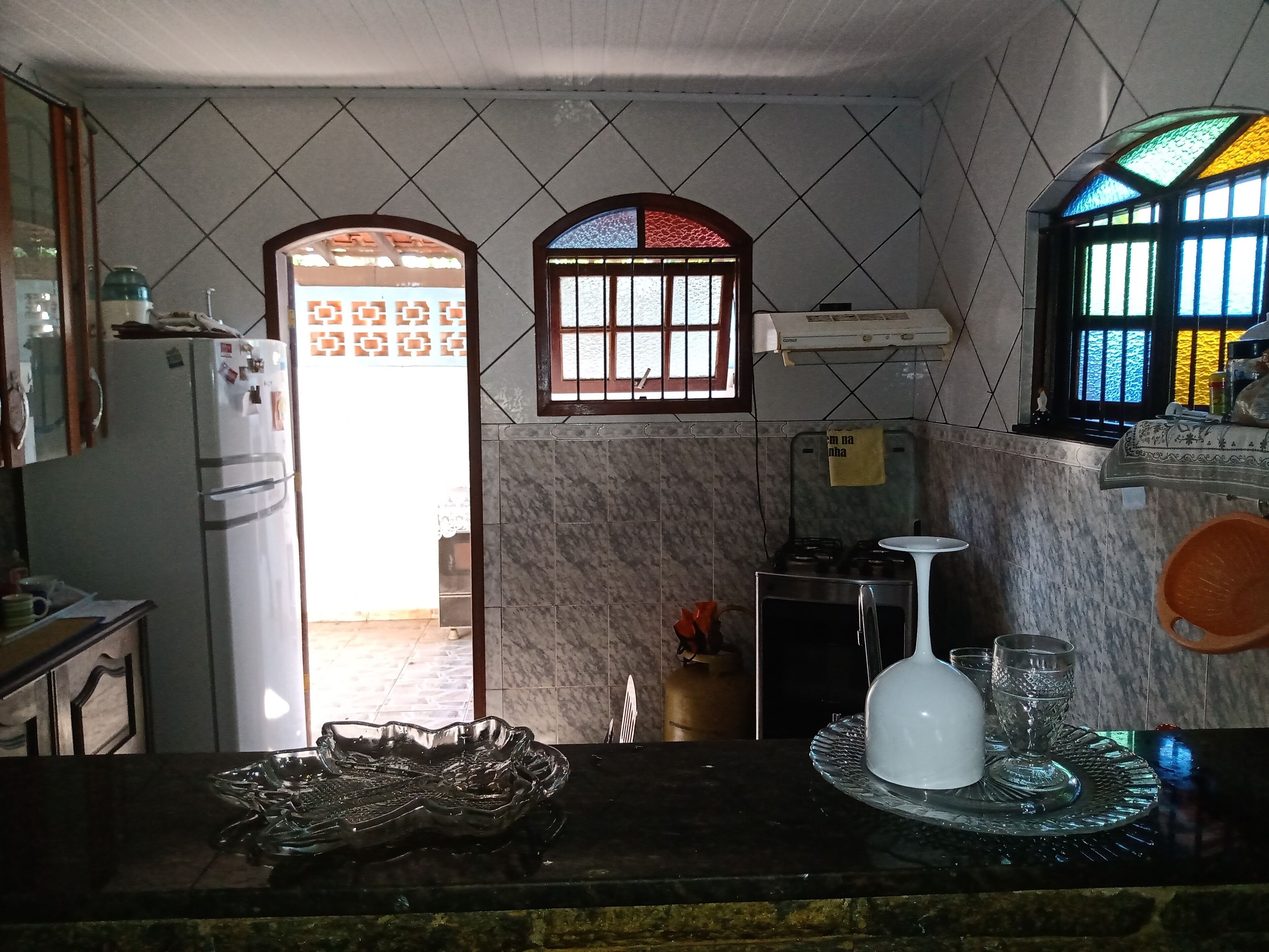 Kjøleskap, ovn, kokeplater og kaffetrakter/tekoker