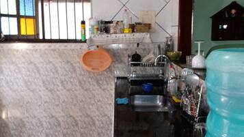 Frigorífico, horno, placa de cocina y cafetera o tetera