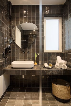 Est�údio | Banheiro | Chuveiro, toalhas de banho, papel higiênico 