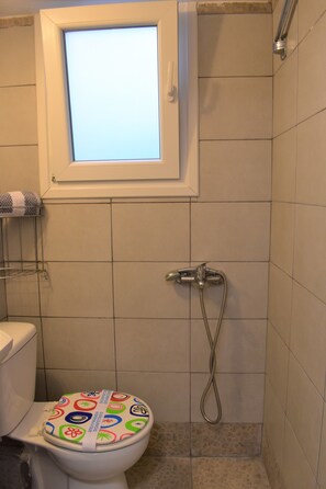 スタジオ | バスルーム | シャワー、タオル、トイレットペーパー