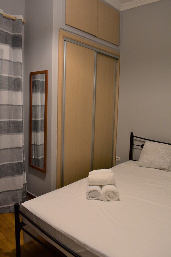 Studio | Iron/ironing board, free cots/infant beds, free WiFi, bed sheets - Small & Cozy Flat near Hospitals (Zografos)