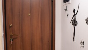 A wooden door with a keyhole and a handle. - Small & Cozy Flat near Hospitals (Zografos)