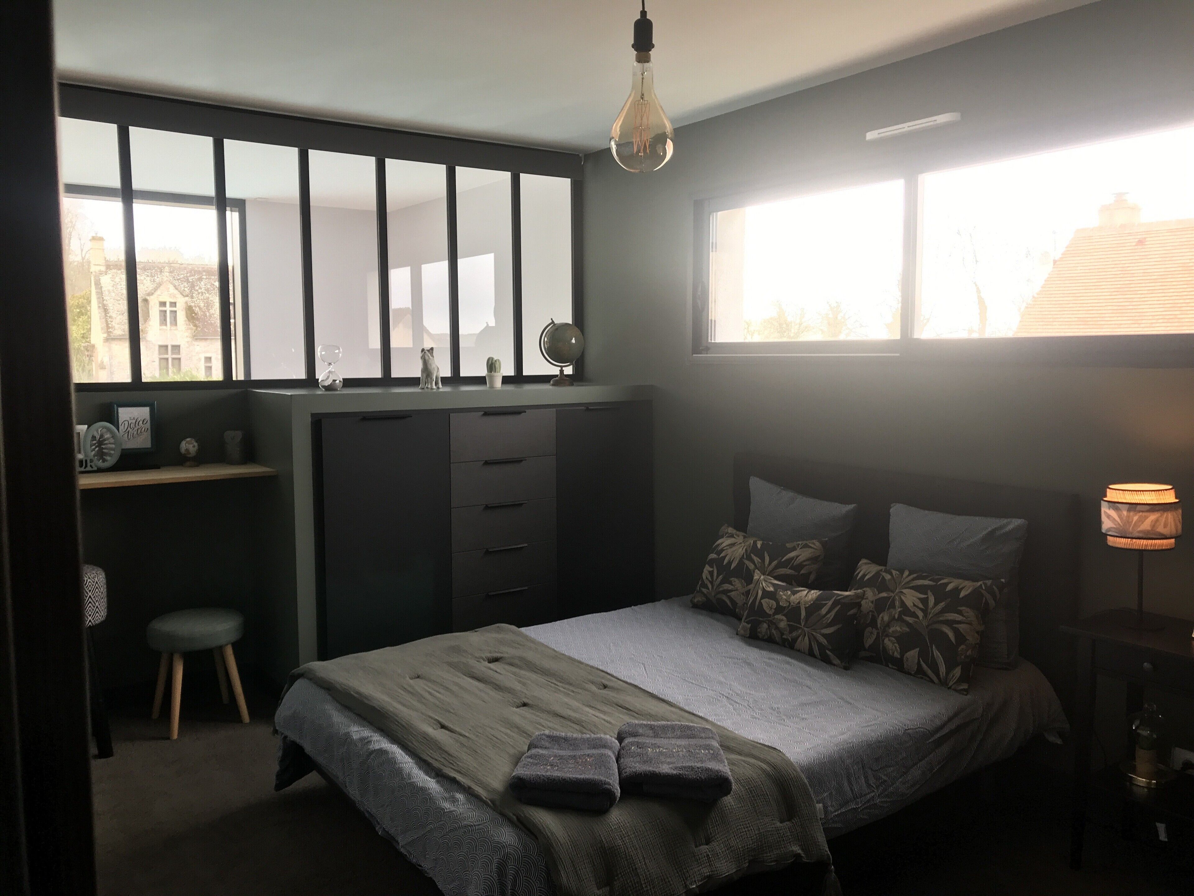 3 bedrooms, desk, iron/ironing board, travel cot