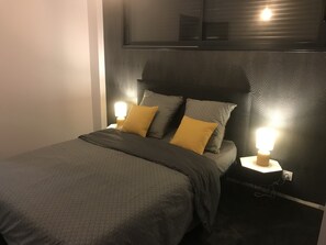 3 chambres, bureau, fer et planche Ă repasser, lit parapluie