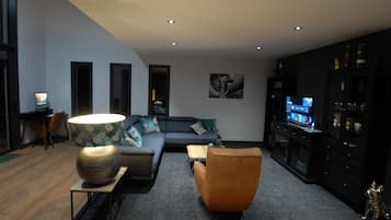 Smart-tv, bøger, kontorer