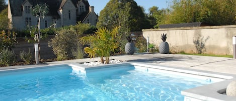 Una piscina al aire libre, una piscina climatizada