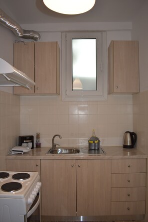 Apartamento, 1 quarto | Cozinha privada | Geladeira grande, fogão, cooktop, chaleira elétrica