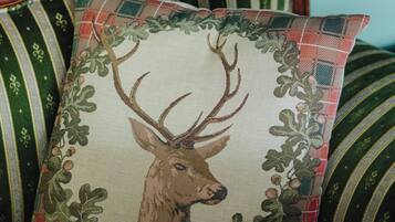 Un cojín con diseño de ciervo sobre tela a rayas.