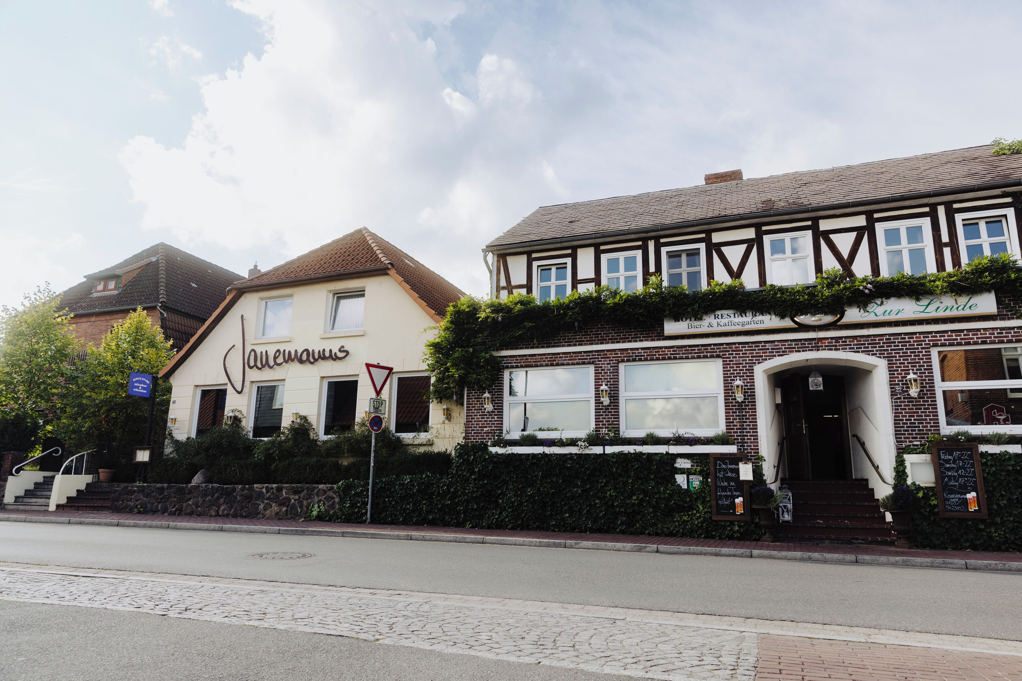 Ein traditionelles europäisches Gebäude mit einem Schild, auf dem „Jägerhaus“ und ein weiteres Schild mit „Kur Linde“ steht, was ein Spa- oder Wellnessbereich angibt.