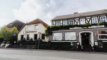 Ein traditionelles europäisches Gebäude mit einem Schild, auf dem „Jägerhaus“ und ein weiteres Schild mit „Kur Linde“ steht, was ein Spa- oder Wellnessbereich angibt.